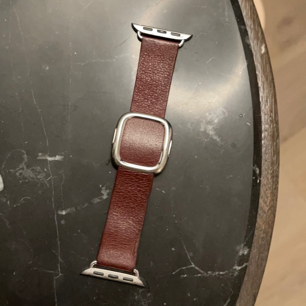 Apple garnet modern buckle size small